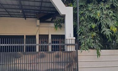 Rumah Hook Halaman Luas Dijual di Kav PTB Duren Sawit, Jakarta Timur