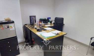 Local de dos pisos con frente a calle en eje de avenida principal