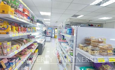 Local de dos pisos con frente a calle en eje de avenida principal