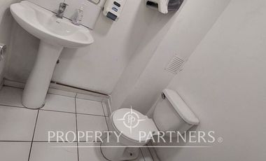 Local de dos pisos con frente a calle en eje de avenida principal