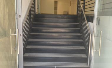 Local de dos pisos con frente a calle en eje de avenida principal