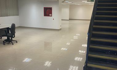 Local de dos pisos con frente a calle en eje de avenida principal