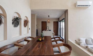 VILLA DE 4 HABITACIONES CON ALBERCA PRIVADA EN TULUM. GYM, FOGATERO. ENTREGA INMEDIATA.