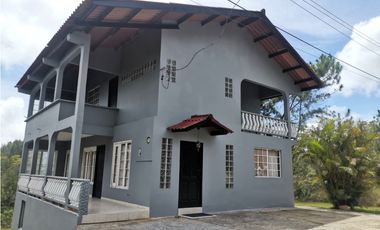 Espaciosa Casa Unifamiliar en Altos de Cerro Azul