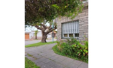 CHALET 3 AMB. C/ DEPENDECIA- COCHERA A/C - FALKNER 4110 PARQUE LURO