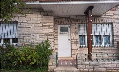 CHALET 3 AMB. C/ DEPENDECIA- COCHERA A/C - FALKNER 4110 PARQUE LURO