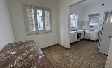 VENTA - CASA CENTRICA SOBRE CALLE PERON