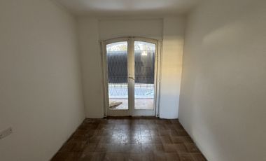 VENTA - CASA CENTRICA SOBRE CALLE PERON