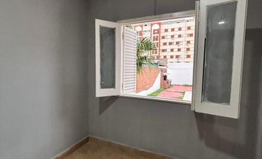 VENTA - CASA CENTRICA SOBRE CALLE PERON