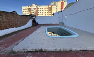 VENTA - CASA CENTRICA SOBRE CALLE PERON