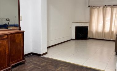 VENTA - CASA CENTRICA SOBRE CALLE PERON