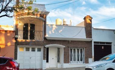 VENTA - CASA CENTRICA SOBRE CALLE PERON