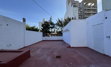 VENTA - CASA CENTRICA SOBRE CALLE PERON