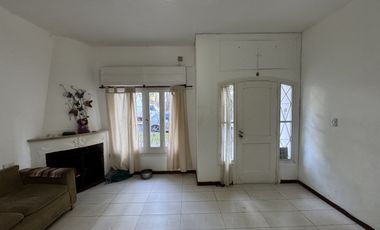 VENTA - CASA CENTRICA SOBRE CALLE PERON