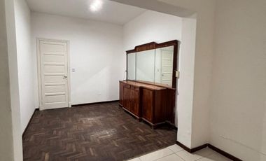 VENTA - CASA CENTRICA SOBRE CALLE PERON