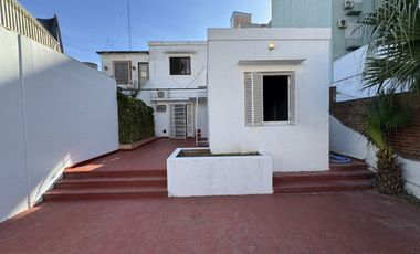 VENTA - CASA CENTRICA SOBRE CALLE PERON