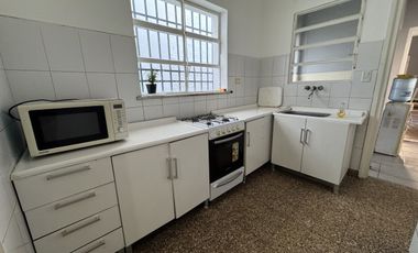 VENTA - CASA CENTRICA SOBRE CALLE PERON