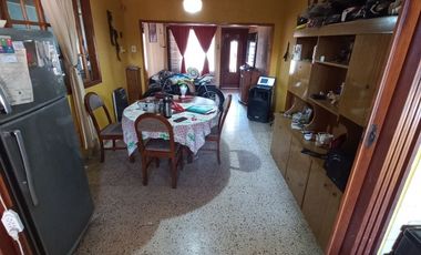 Casa de 2 dormitorios y dep. en Barrio Urquiza