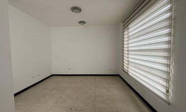 CASA DE VENTA - 3 DORMITORIOS - SALA DE ESTAR - 3 PISOS - TUMBACO