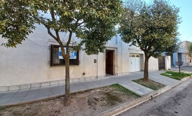 Inmueble con dos viviendas en General Rojo