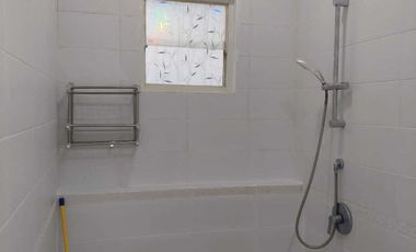 DISEWAKAN RUMAH BARU GREEN LAKE SEMIFURNISHED JAKARTA BARAT