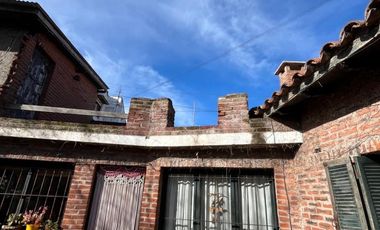 CASA EN VENTA 4 AMBIENTES AZOPARDO 4100