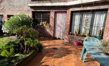 CASA EN VENTA 4 AMBIENTES AZOPARDO 4100