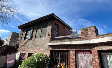CASA EN VENTA 4 AMBIENTES AZOPARDO 4100