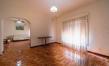 CASA 3 AMBIENTES EN VENTA TAPIALES CON GRAN PARQUE
