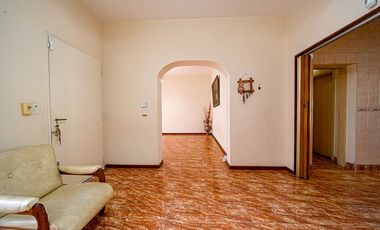 CASA 3 AMBIENTES EN VENTA TAPIALES CON GRAN PARQUE