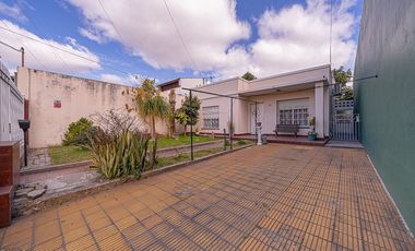 CASA 3 AMBIENTES EN VENTA TAPIALES CON GRAN PARQUE
