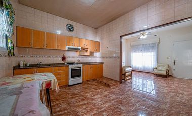 CASA 3 AMBIENTES EN VENTA TAPIALES CON GRAN PARQUE