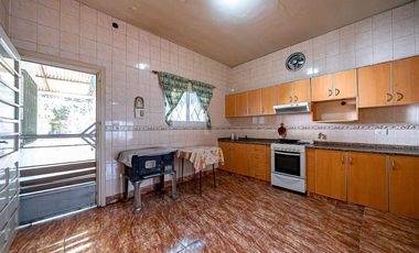 CASA 3 AMBIENTES EN VENTA TAPIALES CON GRAN PARQUE
