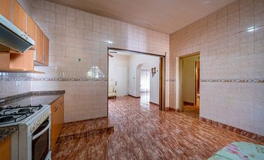 CASA 3 AMBIENTES EN VENTA TAPIALES CON GRAN PARQUE