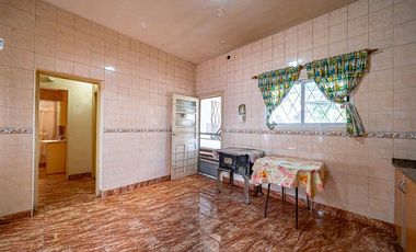 CASA 3 AMBIENTES EN VENTA TAPIALES CON GRAN PARQUE