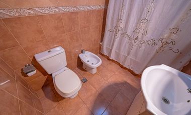 CASA 3 AMBIENTES EN VENTA TAPIALES CON GRAN PARQUE