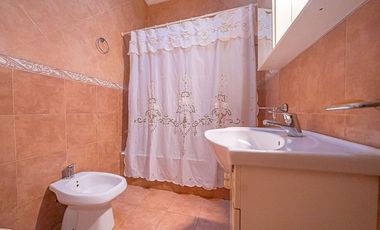 CASA 3 AMBIENTES EN VENTA TAPIALES CON GRAN PARQUE