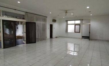 Disewakan Rumah Kemang Utara dengan Swimming Pool
