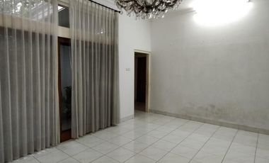 Disewakan Rumah Kemang Utara dengan Swimming Pool