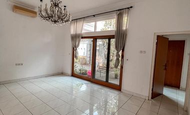 Disewakan Rumah Kemang Utara dengan Swimming Pool