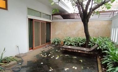 Disewakan Rumah Kemang Utara dengan Swimming Pool