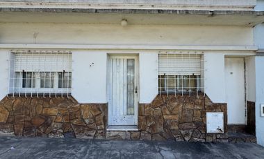 SE VENDE CASA A MEDIA CUADRA DE AV. ALMAFUERTE