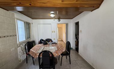 SE VENDE CASA A MEDIA CUADRA DE AV. ALMAFUERTE