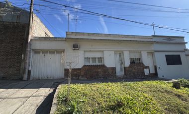 SE VENDE CASA A MEDIA CUADRA DE AV. ALMAFUERTE