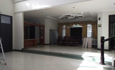 Rumah 2 Lantai Bagus SHM di Graha Famili Siap Huni