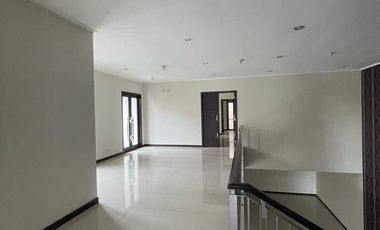 Rumah 2 Lantai Bagus di Graha Famili Siap Huni