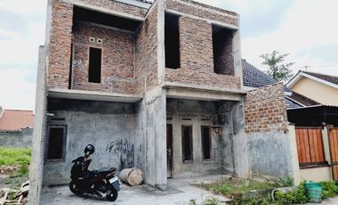 Rumah cantik 2 lantai murah dan elegan di Gentan area