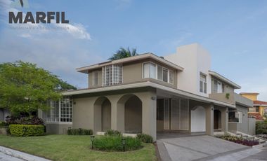 Hermosa Casa Remodelada 4 Rec. en Venta Coto Privado Bugambilias Norte de Colima