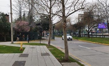 Arriendo Local comercial/185mts2/doble altura/vitrina/Av. Kennedy/Vitacura