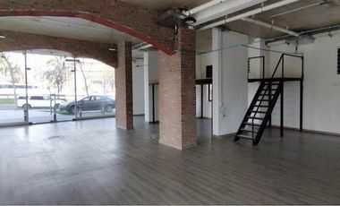 Arriendo Local comercial/185mts2/doble altura/vitrina/Av. Kennedy/Vitacura